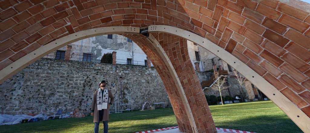 Architects from IE University and Princeton University build a vaulted pavilion using augmented reality in Segovia