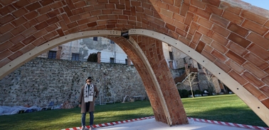 Architects from IE University and Princeton University build a vaulted pavilion using augmented reality in Segovia