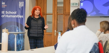 A speaker is presenting at the IE School of Humanities.