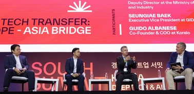 Four professionals participate in a panel discussion at the 'Tech Transfer: Europe - Asia Bridge' event.