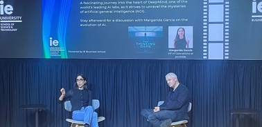 A discussion panel featuring Margarita García and another speaker on the topic of artificial intelligence.