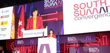 A speaker presents at the South Summit event with a focus on innovation and entrepreneurship.