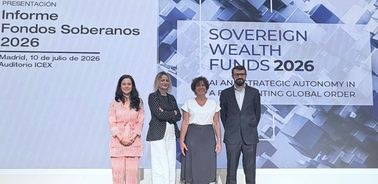 A group of four professionals pose in front of a backdrop for the presentation of the Sovereign Wealth Funds 2026 report in Madrid.