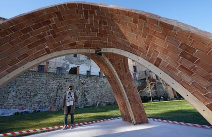 Architects from IE University and Princeton University build a vaulted pavilion using augmented reality in Segovia