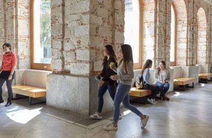 Students campus Segovia | IE Financial Aid