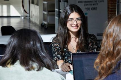 En IE University ofrecemos una formación práctica que te prepara para los retos profesionales del futuro