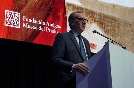 A man in a suit speaks at a podium with the logo of the 'Fundación Amigos Museo del Prado' in the background.