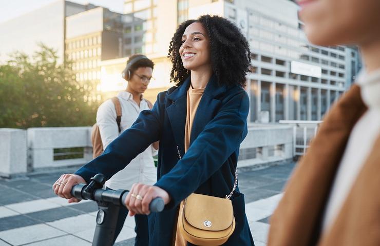 Woman with curly hair in an Scooter