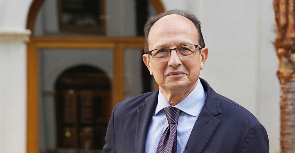 Salvador Carmona recibe el premio Anthony G. Hopwood