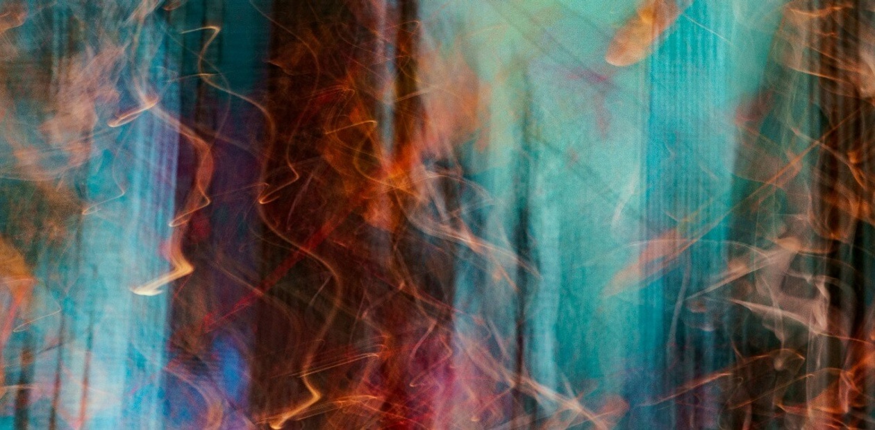 Abstract image showing vibrant streaks of blue and orange colors, creating a dynamic and blurred effect.