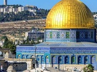 The image shows the Dome of the Rock with its golden dome, located in Jerusalem.