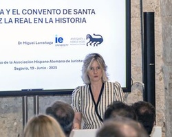 A presentation during a conference about the history of Segovia and the Convent of Santa Cruz la Real.