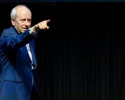 Harvard professor Michael Sandel presents civic debate on justice at IE Law School event 