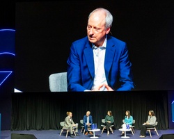 Harvard professor Michael Sandel presents civic debate on justice at IE Law School event 