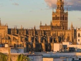 La Giralda, the bell tower of the Seville Cathedral is the chosen symbol of the IE Seville Club