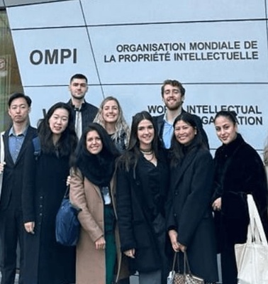 A group of people standing in front of the 'Organisation Mondiale de la Propriete Intellectuelle' building.