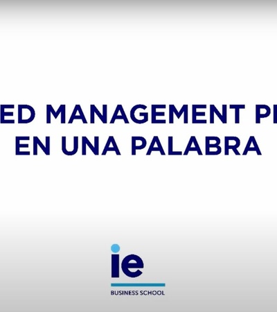 A promotional image for the 'Advanced Management Program' by IE Business School, titled in Spanish.