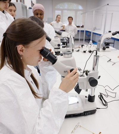 IE students at the laboratory for the Bachelor's in Environmental Sciences for Sustainability