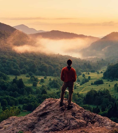 Turismo Project header - men looking to the mountains