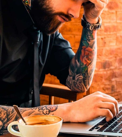 Tyba: men with a cofee and a computer