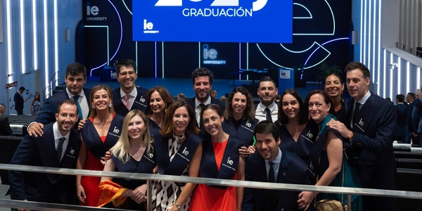 A group of graduates posing for a photo at a graduation ceremony.