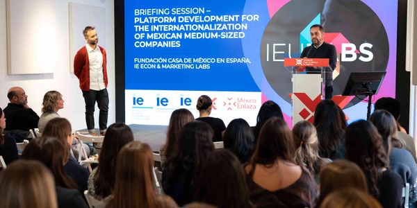 A briefing session focused on the internationalization of Mexican medium-sized companies is taking place.