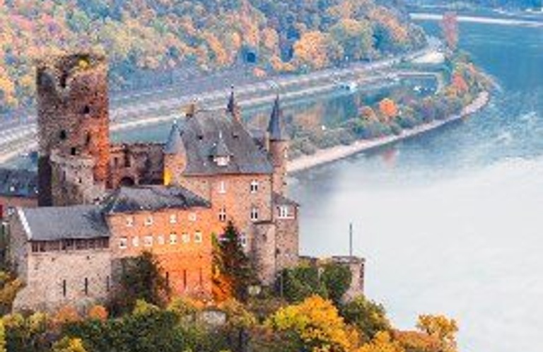 A picture of The Katz Castle with the Rhin River in the background is the symbol of the German IE Club
