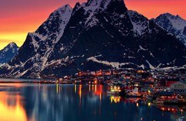 A Picture of The Lofoten Mountains with a sunset in the back is the image that representes the IE Norway Club
