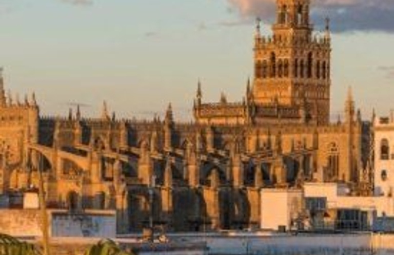 La Giralda, the bell tower of the Seville Cathedral is the chosen symbol of the IE Seville Club