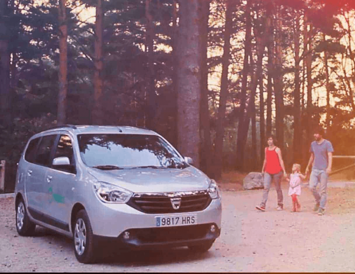 Respiro Header Car with a family in the forest