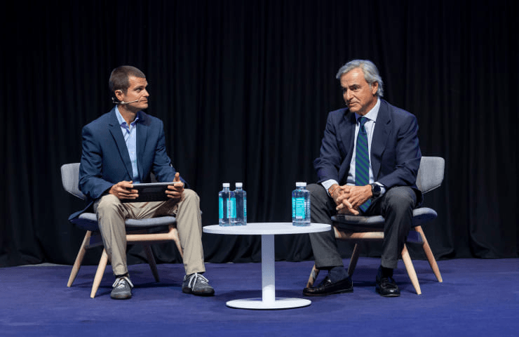 The event was attended by a jam-packed auditorium filled with enthusiastic student-fans eager to learn about adopting a winning mindset for motorsports and life and gain career insights from Carlos to turbocharge their professional journey with skills from IE.